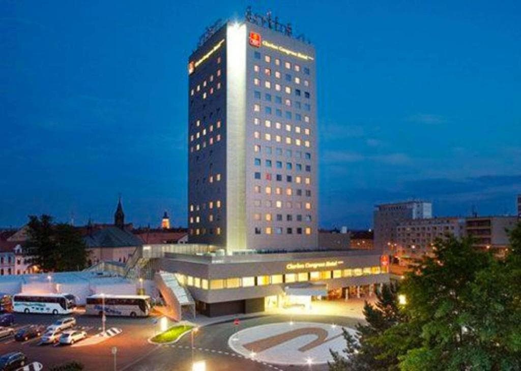 Moderní trendy v postendodontickém ošetření, trvanlivé a spolehlivé dostavby endodonticky ošetřených zubů
